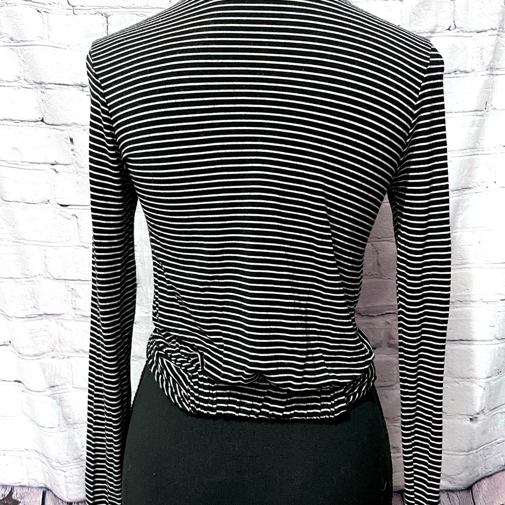 Heart and Hips crop fitted top - Picture 5 of 5